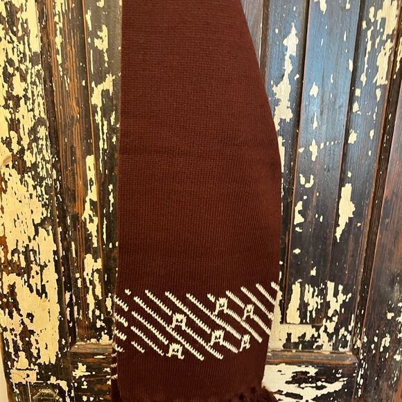 Vintage women’s Etienne Aigner tassels acrylic winter scarf. - Picture 1 of 7